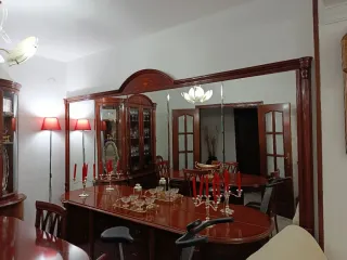 Mesa, sillas, vitrina y aparador con espejos