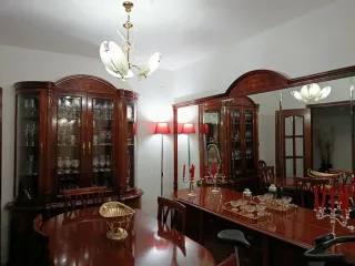 Mesa, sillas, vitrina y aparador con espejos