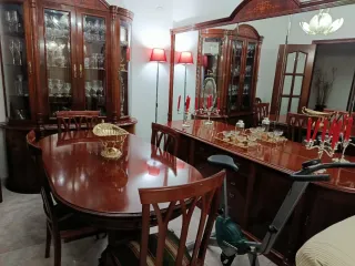 Mesa, sillas, vitrina y aparador con espejos