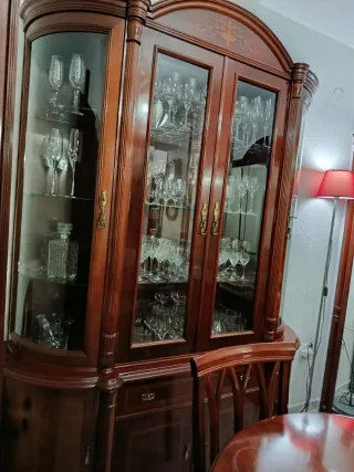 Mesa, sillas, vitrina y aparador con espejos