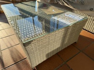 Mesa de jardín baja de mimbre y cristal
