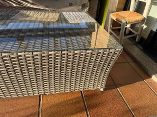 Mesa de jardín baja de mimbre y cristal