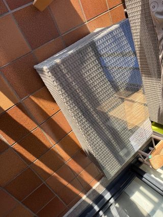 Mesa de jardín baja de mimbre y cristal