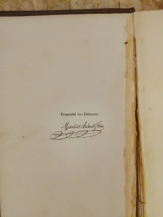 Libro antiguo con decoraciones doradas