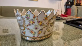 Jarrón de cerámica con flores