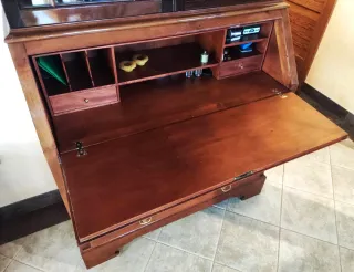 Escritorio inglés antiguo de madera con vitrina