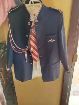 Traje de comunión azul y detalles en rojo