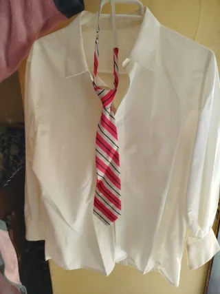 Traje de comunión azul y detalles en rojo