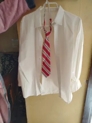 Traje de comunión azul y detalles en rojo