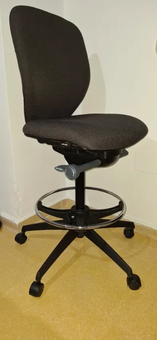 Silla de oficina alta negra