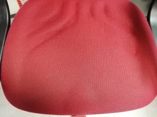 Silla de oficina ergonómica roja y negra