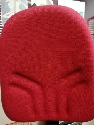 Silla de oficina ergonómica roja y negra