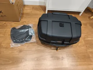 Baúl Moto 47L Negro (dos cascos)