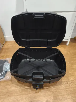 Baúl Moto 47L Negro (dos cascos)