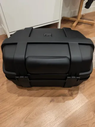 Baúl Moto 47L Negro (dos cascos)