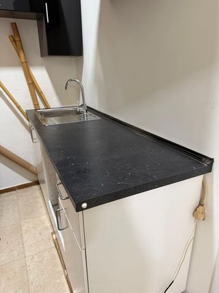 Encimera de cocina con fregadero, grifo y desagüe