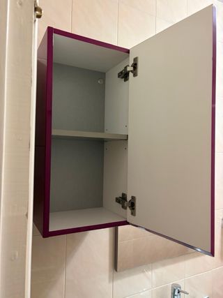 Conjunto mueble baño color magenta.