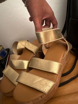 Sandalias doradas y marrones