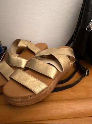 Sandalias doradas y marrones