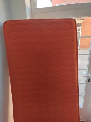 Colchón naranja con flores blancas