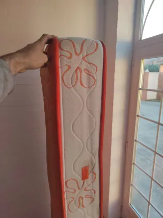 Colchón naranja con flores blancas