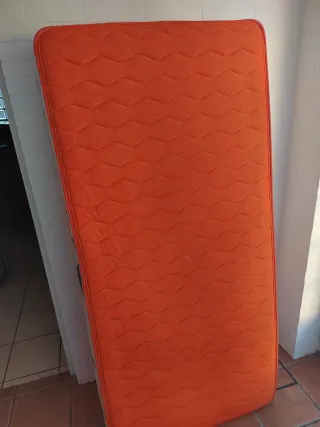 Colchón naranja con flores blancas