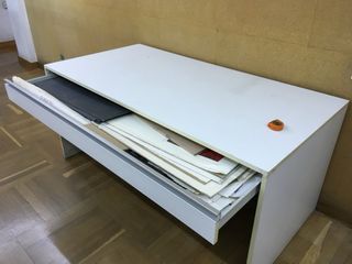 Mesa de oficina Mjölnir con cajonera de planos