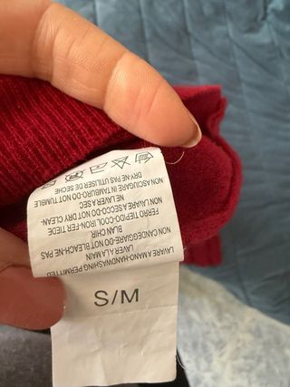 Maglie dolcevita blu e rosse