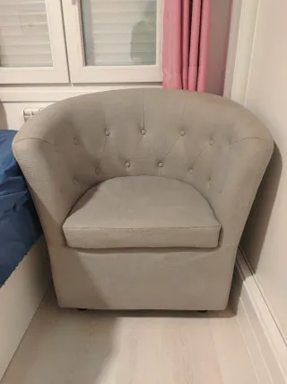 Sillón tapizado gris