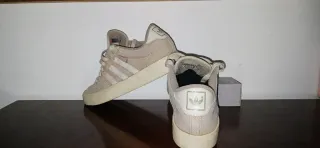 Zapatillas Adidas Beige y Blancas