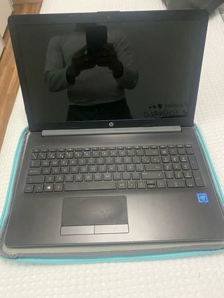 Portátil HP Gris con Cargador y Funda