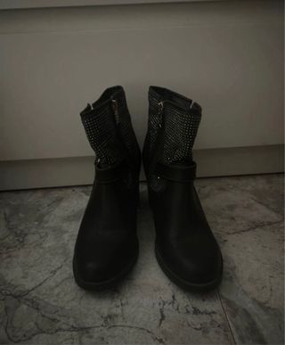 Botines marrones oscuros con pedrería y hebilla