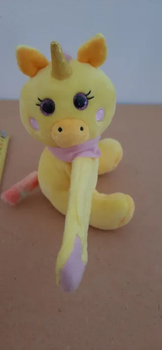 Peluche unicorno giallo con braccialetto