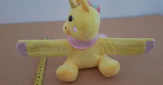 Peluche unicorno giallo con braccialetto