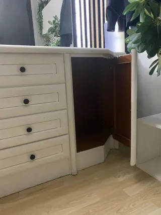 Cómoda madera robusta pintada en blanco