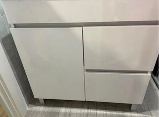 Mueble de baño con lavabo blanco