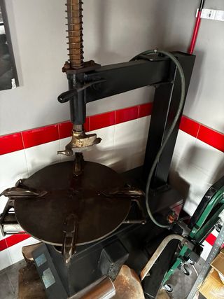 Máquina montadora de ruedas