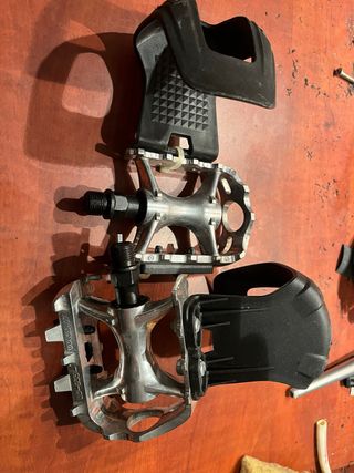 Pedales de bicicleta con punteras