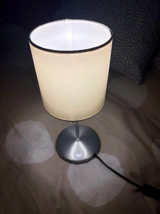 Lámpara de mesa pequeña beige y plateada