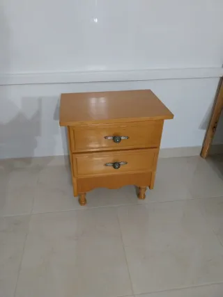 Mesita de noche de madera