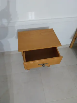 Mesita de noche de madera