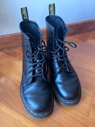 Dr. Martens 8 buchi n. 37
