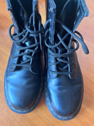 Dr. Martens 8 buchi n. 37