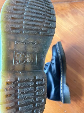 Dr. Martens 8 buchi n. 37