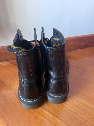 Dr. Martens 8 buchi n. 37