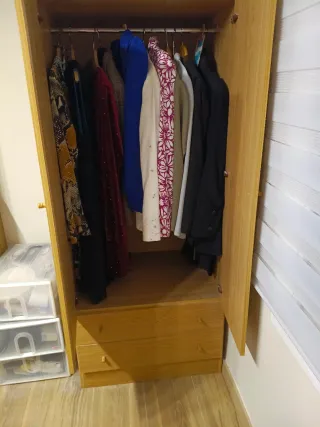 Armario de madera marrón