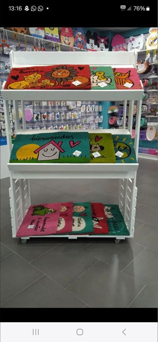 Estantería de madera blanca