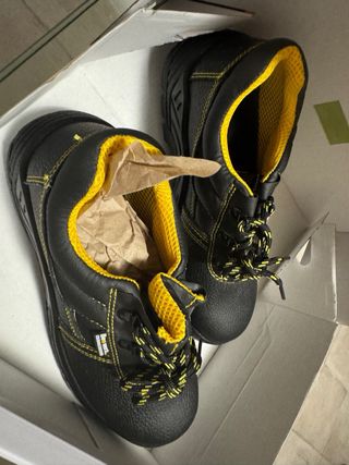 Zapatillas seguridad negras y amarillas a estrenar