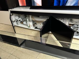 Mueble buffet blanco y negro me  urge