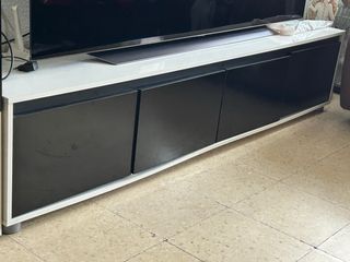 Mueble buffet blanco y negro me  urge